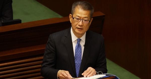 預算案 | 陳茂波：檢視電動私家車牌照費、交通違例事項定額罰款