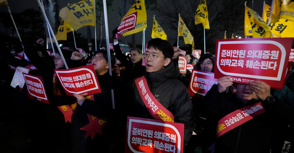 南韓醫生連日在首爾總統辦公室附近集會，抗議政府增加醫科生學額