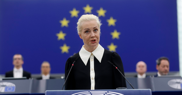 俄羅斯已故反對派領袖納瓦尼的遺孀尤利婭在歐洲議會發表演說，稱擊敗普京需要創新手段