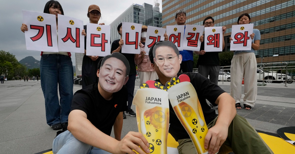 南韓示威者戴上尹錫悅及岸田文雄的面具，諷刺他們在核廢水議題上狼狽為奸