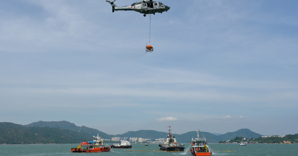 香港多個政府部門舉行聯合演習，模擬運油船漏油及貨櫃墜海應變
