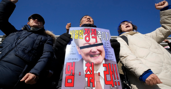 南韓最大反對黨共同民主黨成員在首爾國會外示威，要求總統尹錫悅下台