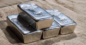 商品動向｜白銀自高位回落27%，分析指仍有下行空間