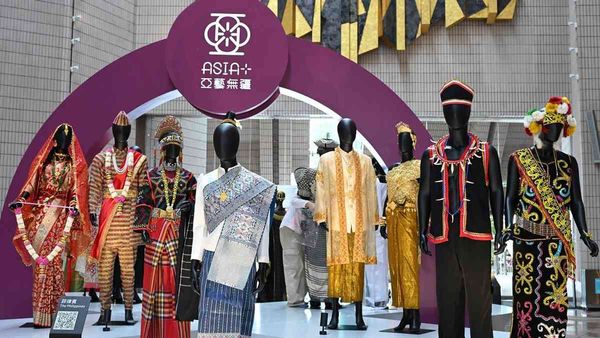 尖沙咀香港文化中心大堂｜亚裔艺采+ 2025：盛舞动影 —— 民族服饰展