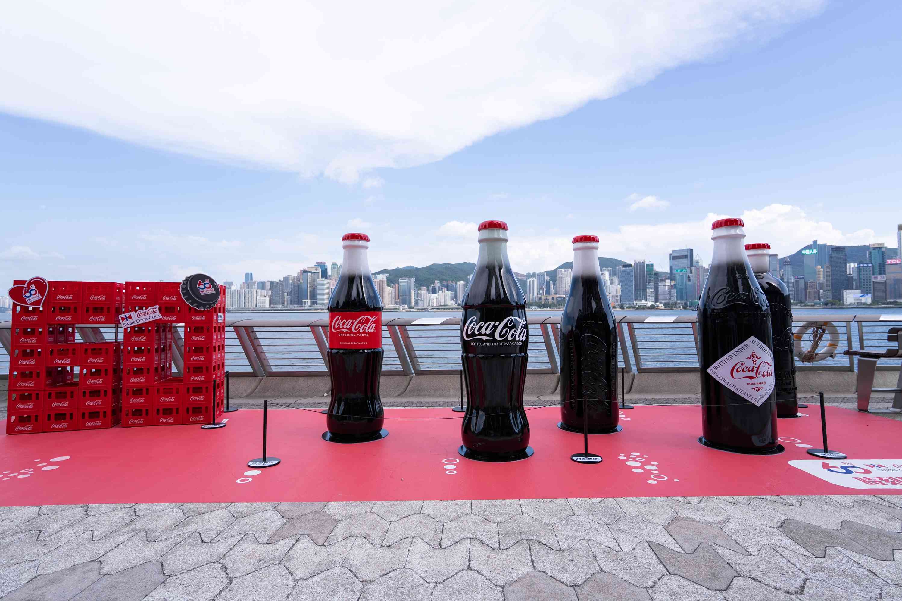 尖沙咀星光大道｜香港太古可口可樂 60 周年	全城「換」樂慶典隆重登場　巨型可口可樂®樽 打卡位＋消費賞你神秘可口可樂™禮物　全城齊齊慶祝  一套六款限量盲盒等你unbox!