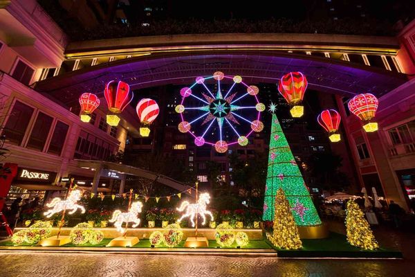 Lee Tung Avenue, Wan Chai | 8-metre-tall Christmas Tree Light Show at Lee Tung Avenue + Giant Christmas Bell Walkway + Romantic Snowfall