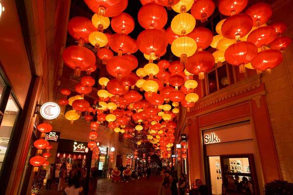 Lee Tung Avenue, Wan Chai | Lee Tung Avenue Presents “Lanterns and Blossoms Celebrate Year of the Horse” Over 800 Red & Gold Lanterns and a Peach Blossom Garden Bring Auspicious Fortune