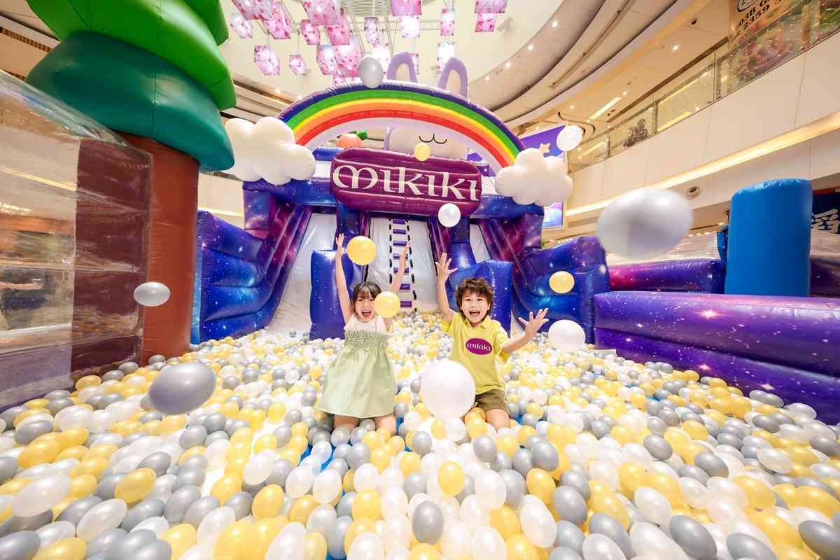 新蒲崗Mikiki｜Mikiki x Momoland「天空島夏日大冒險」暑假夢幻登場 人氣角色Momo及Mobi換上全新太空冒險造型    7大玩樂關卡挑戰體能與勇氣