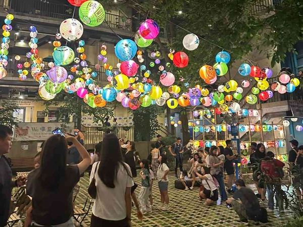 湾仔蓝屋建筑群｜700 个手绘花灯亮灯＋红A珍藏展＋中秋摊檔夜＋期间限定开篷巴士游