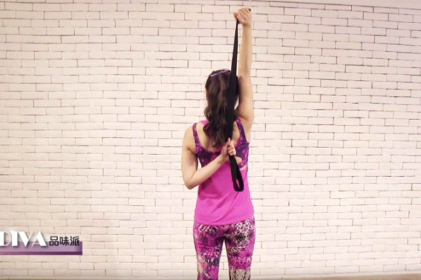 頸梗膊痛！妙用一條繩拉筋