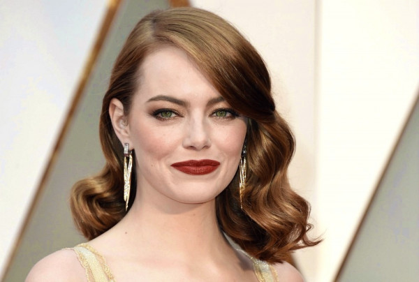 影后Emma Stone的復古優雅妝容 就是用上這些妝品！