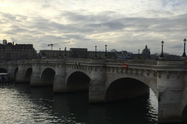 巴黎最古老的橋叫做新橋