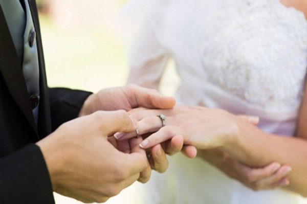 永恒的結婚戒指 為彼此付託終生  