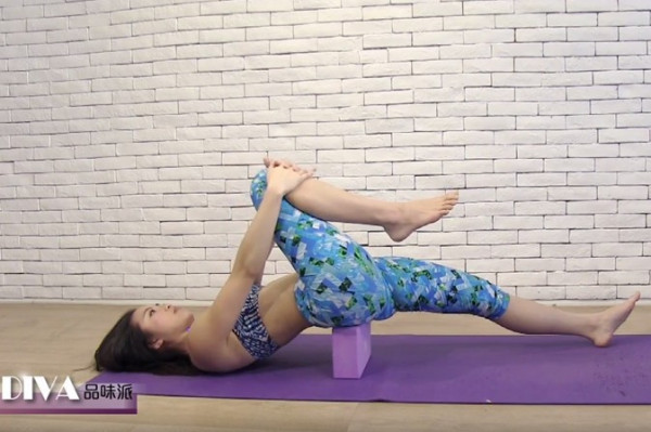 睡前善用瑜伽磚「自」療