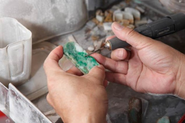 因材施藝 琢磨翡翠的十大步驟