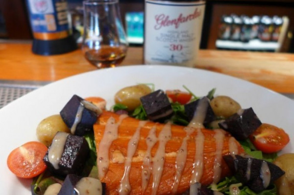 威士忌巧配三文魚