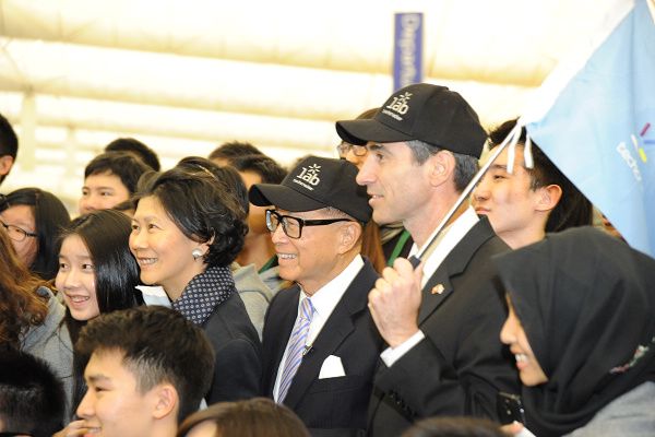 放眼世界。李嘉誠周凱旋現身機場，為以色列考察團打氣。 (Wilson攝) - etnet 經濟通|香港新聞財經資訊和生活平台