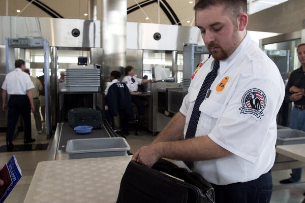 美入境安檢加碼 旅客需保安查問