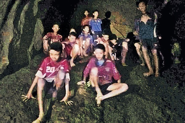 泰少足隊奇蹟生還 惟仍困洞穴