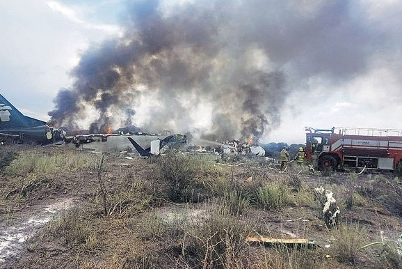 墨客機失控撞地 103人奇蹟生還