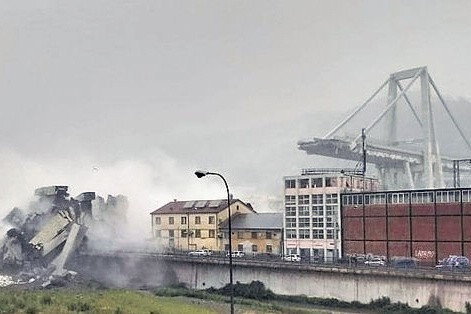 意天橋倒塌 30車百米飛墮35死