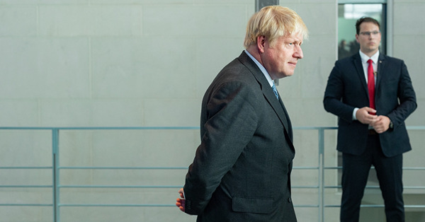 【國際要聞】英媒體指首相約翰遜計劃辭職　政局不明朗消除鎊匯升