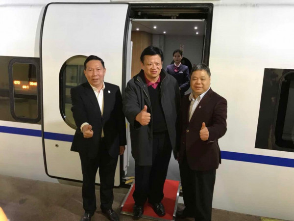 【兩會在即】近三十名港區人大代表、政協委員今早乘坐高鐵上京