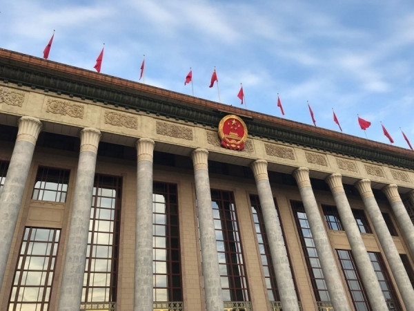 【兩會直擊】政府報告：堅持房子不是用來炒的定位 保持人幣匯率合理均衡水平上基本穩定