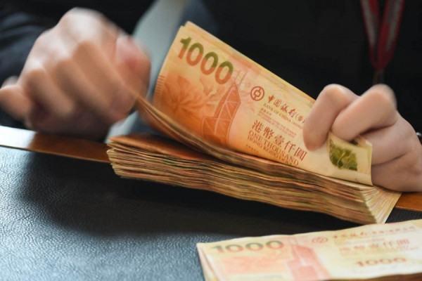 【港匯波動】銀行界：港匯弱因港美息差擴闊 最快年中見弱方保證