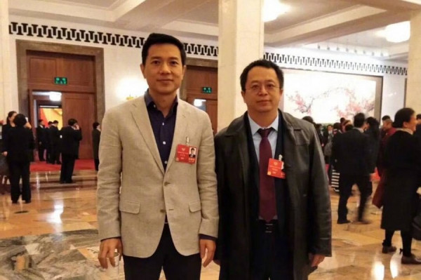 【兩會花絮】沒有永遠的敵人？小記幫周鴻禕李彥宏破冰合照！