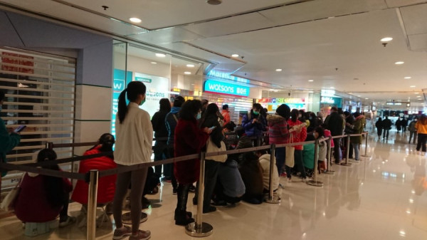 【武漢肺炎】一罩難求 全城瘋搶口罩 屈臣氏卓悅大排長龍