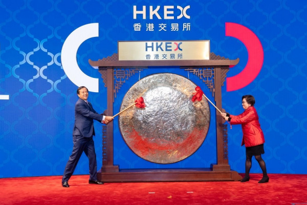 港交所閉門敲鑼迎鼠年 史美倫及李小加齊戴口罩派利是