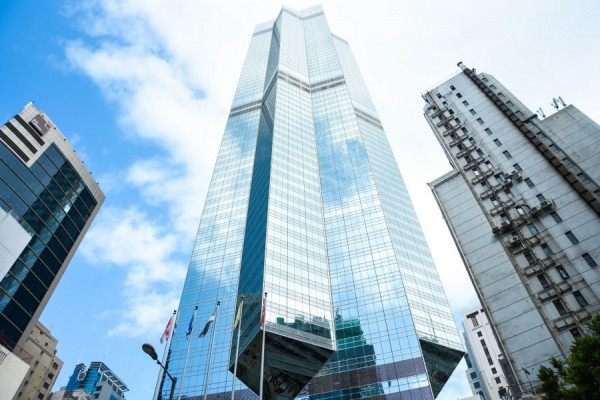 【全球放水】渣打梁振輝：港股可守25500 看好中國消費品股