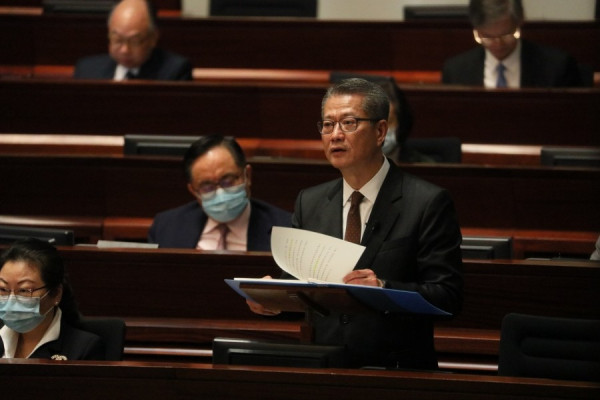【預算案】陳茂波：向18歲或以上市民派1萬 涉710億元開支