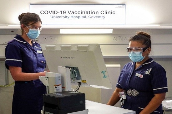 【FOCUS】「食螃蟹」英啟公眾接種　搶疫苗印度暫拔頭籌