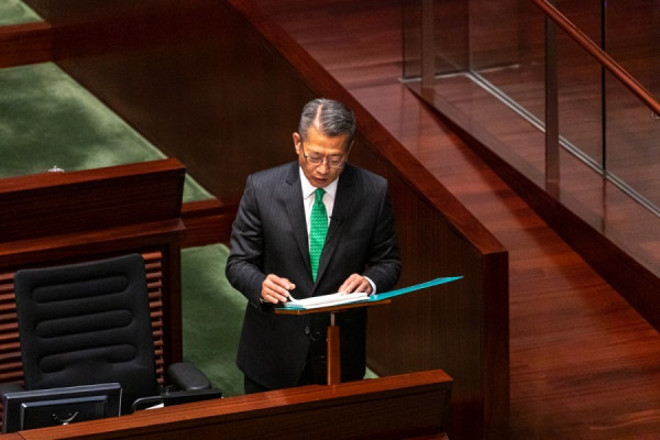 【預算案】陳茂波：提交法案上調股票印花稅率至0.13%