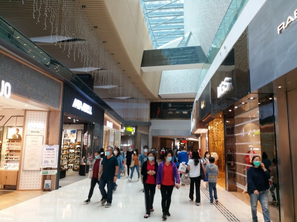 憧憬香港與內地最快下月通關　零售股升