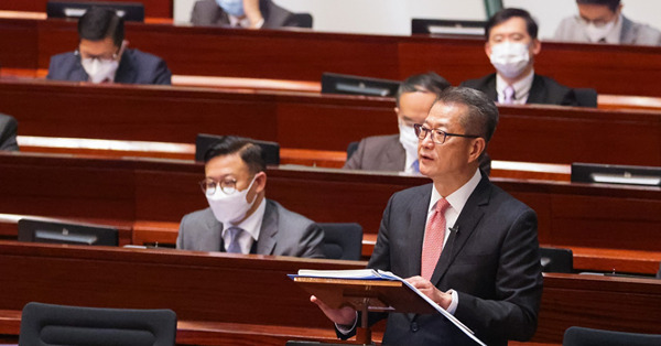 【預算迴響】預算案調低從價印花稅稅階　消費券只派5000元　地產股先升後回消費股升唔起