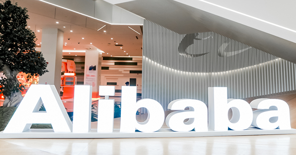 阿里煞停分拆阿里雲兼遭馬雲家族減持，大行紛降目標，股價縱急插也博唔過？