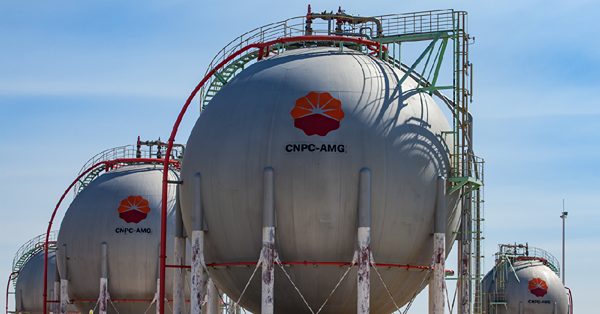 OPEC+減產規模未及預期，惟油價獲大行唱好，三桶油表現平穩成避險佳選？