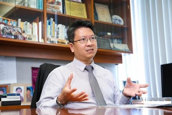 【施政報告押後】學者：未恢復通關經濟難恢復　派錢無助推動經濟