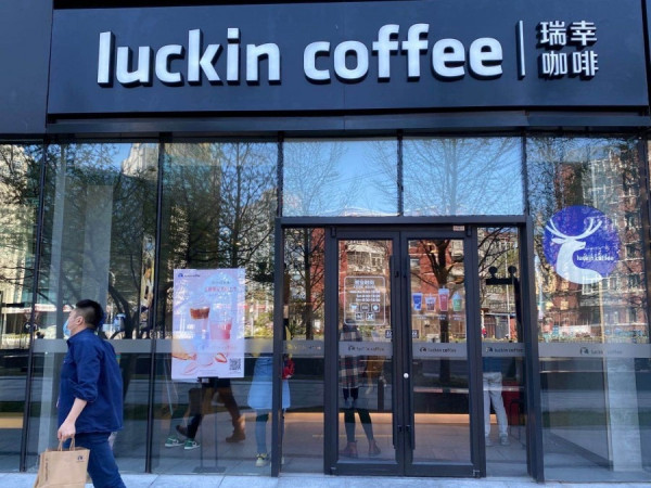 【中概噩夢】北京瑞幸實測：店面排人龍搶用優惠券 App故障