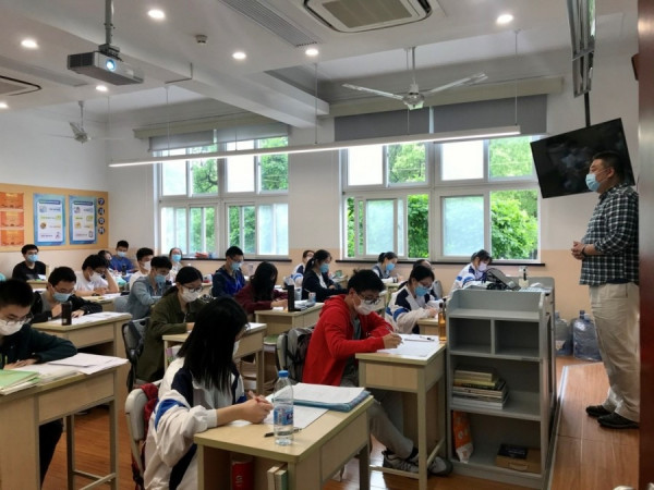 【上海特寫】上海中學生迎來開學日　戴口罩、測體溫防疫工作不馬虎